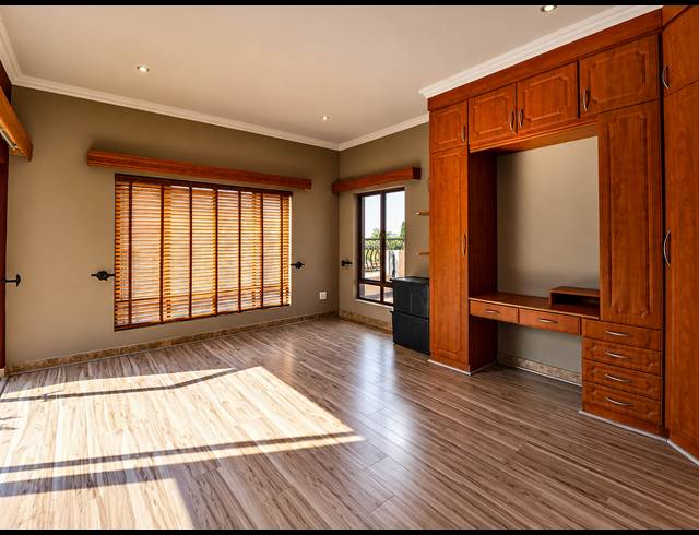 5 BEDROOM FREEHOLD FOR SALE IN MIDSTREAM ESTATE